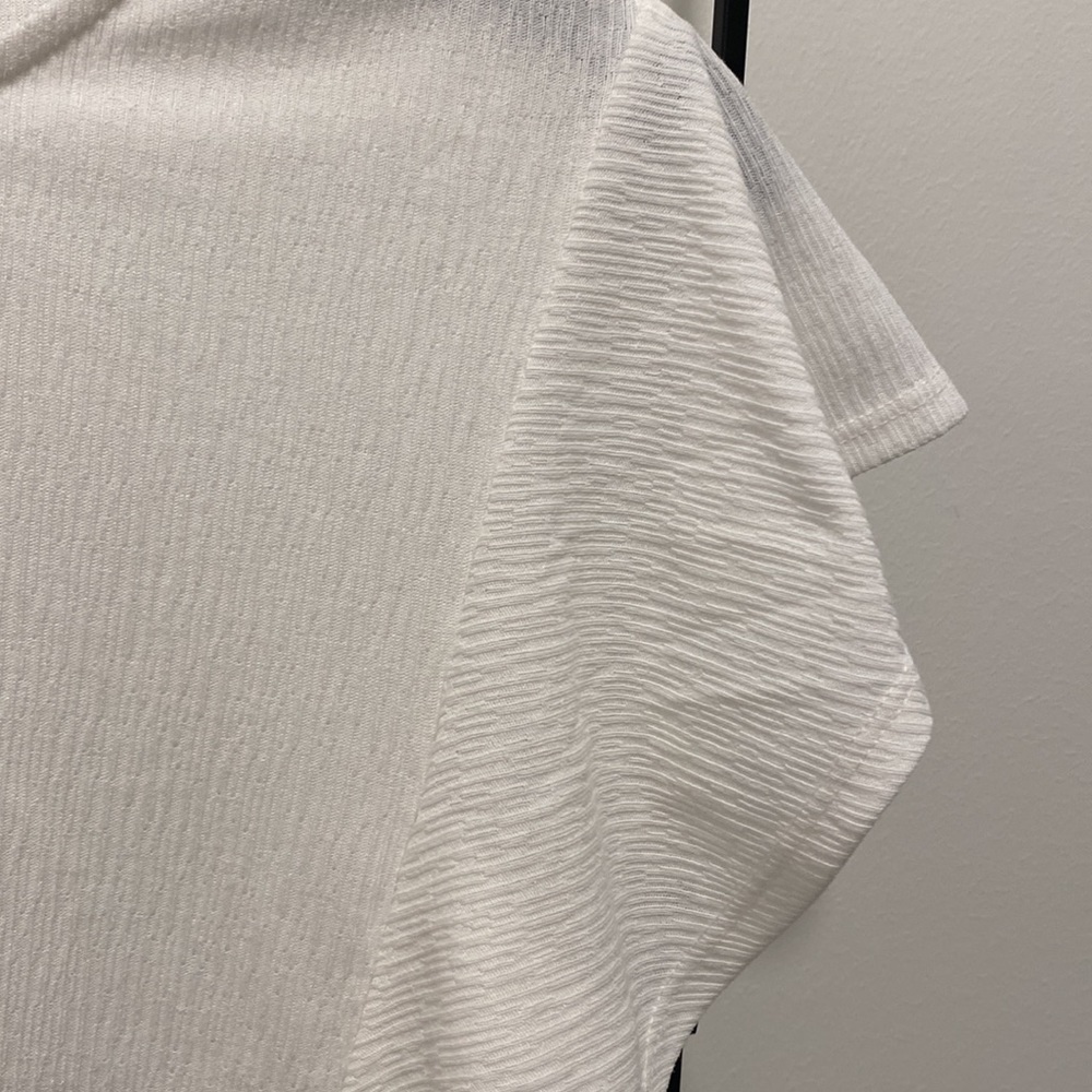 BCBGeneration white flouncy sleeve top - Picture 4 of 5